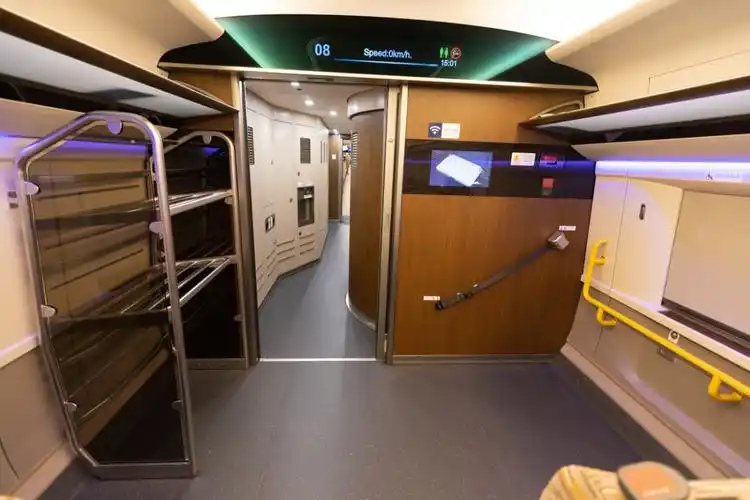 复兴号智能动车组亮相 内部大变样,旅客乘坐体验再升级!