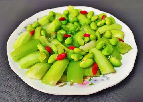 丝瓜炒毛豆子,是最家常的做法,味道一级棒!