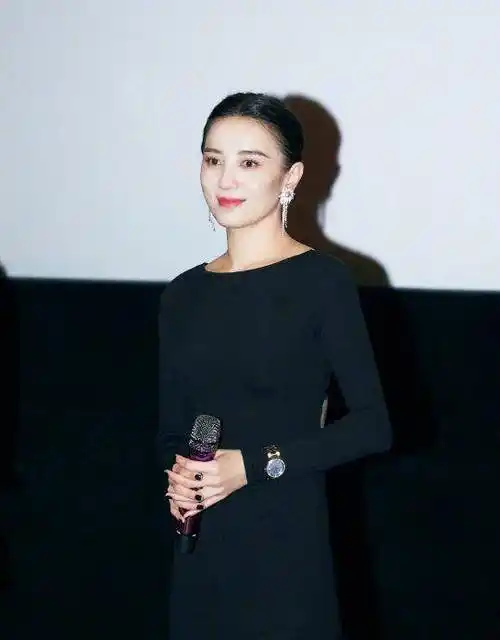 原创40岁的宋佳会打扮穿白色连衣裙娇俏明媚搭配丸子头减龄又好看