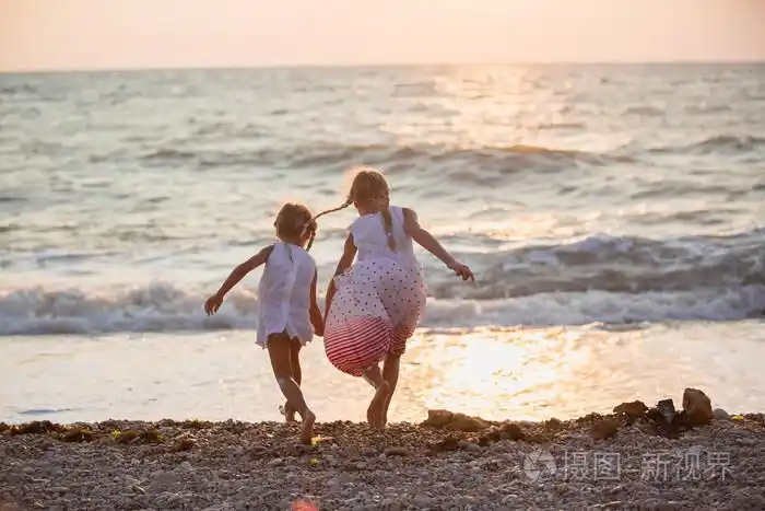 在海滩上的两个小女孩