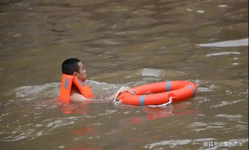 赤水河涨大水,河边紧急施救一个落水帅哥,原来是这样一回事