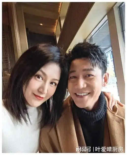 陆毅和鲍蕾简直是娱乐圈的模范夫妻他俩太恩爱了笑起来好甜