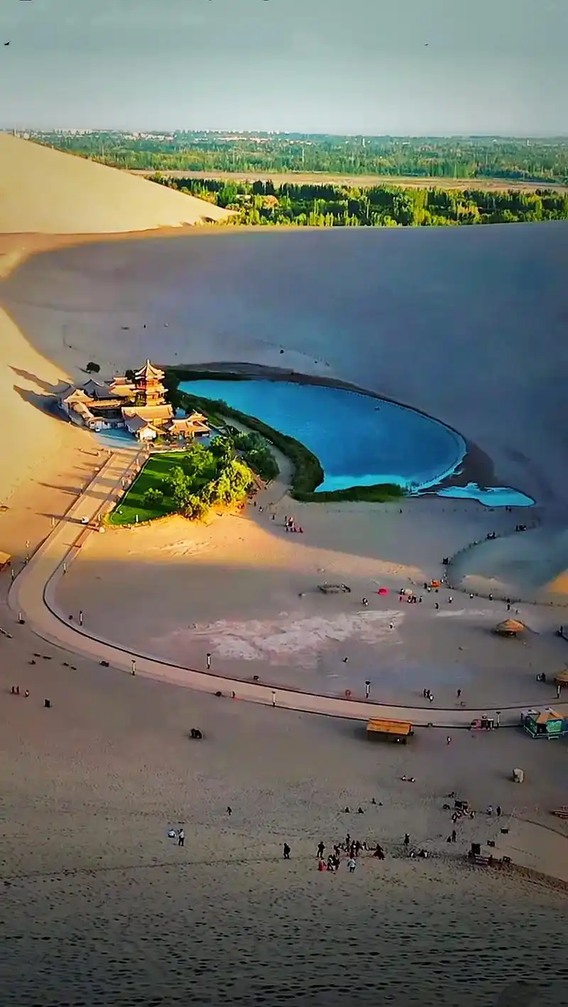 沙漠第一泉 鸣沙山月牙泉.位于甘肃省酒泉市敦煌市城南5千米处 - 抖音