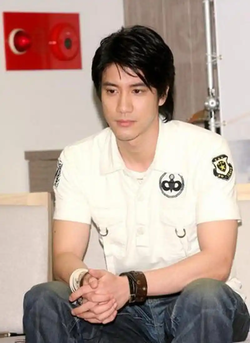 阳光帅气的王力宏屡屡被人指责"太抠门".