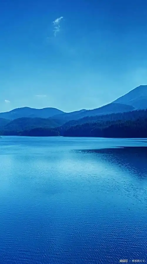 碧绿的海面蓝蓝的天空手机壁纸