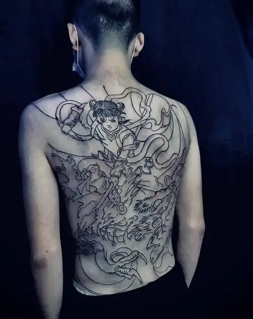 哪吒62满背线条纹身图片背部纹身图案