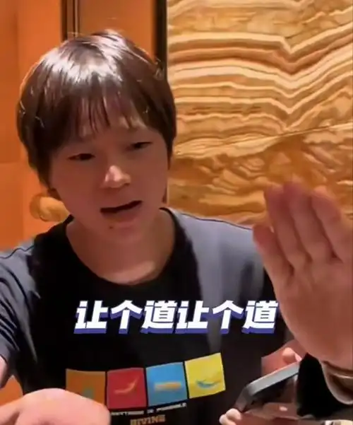 网友曝红婵姐马上到家,迈合村做好封村准备,带货的哥哥也到家啦