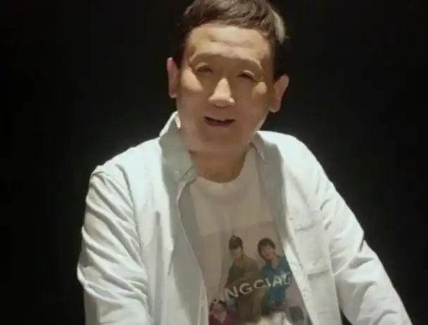 那是他和谢园还有葛优的合照,看来三个人这么多的情谊一直没有变,梁天