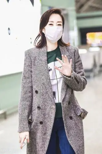 刘敏涛现身机场一袭风衣气场满满眼神里都充满了戏