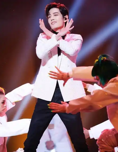 原创不愧是设计师肖战解锁脖间丝巾造型白西装靓仔居然在线卖萌