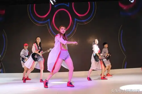 东莞五名小鲜肉组成组合为车展观众们呈现热舞