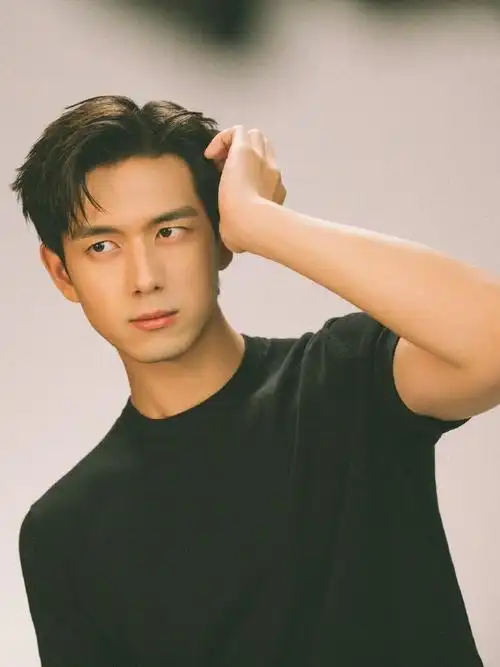 帅气的现男友,主打一个接什么看什么,先梦一个 春色寄情人>播出~@李现