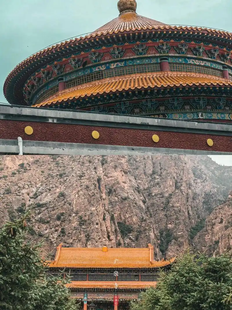 南寺依山而建,高低参差错落,巍巍群峰环抱着寺院,风景十分优美,寺中