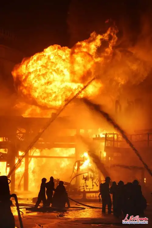 高清:上海消防官兵成功扑救化工区一烯烃管线爆炸燃烧事故(组图)