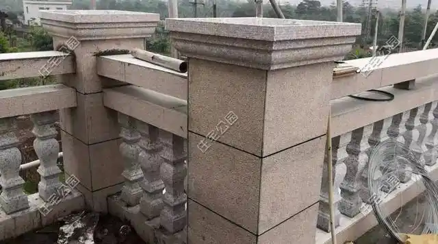 我家露台上的柱子采用石材和瓷砖搭配,这样所需成本比较低,也十分美观