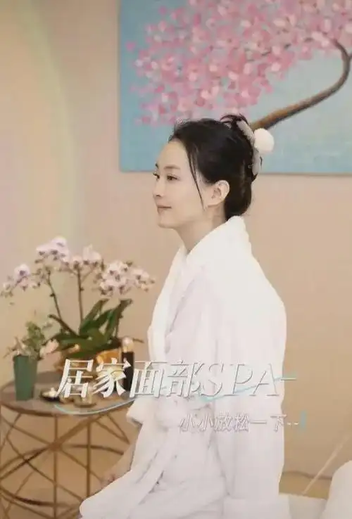 49岁王艳素颜引争议面色苍白妆前妆后差别大网友真的老了