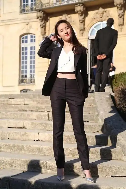 刘亦菲气质太好了,白衬衫配黑裤穿出仙气感,还有点"摩登感"|西装|穿搭