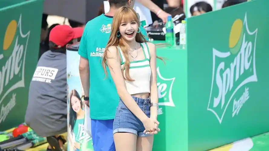 人间芭比lisa中国综艺首秀担任青春有你2舞蹈导师泰棒了