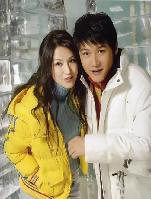 董洁儿子留胡渣,邓超儿子留卷发,星二代们都有了明显的变化