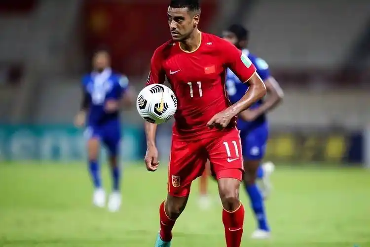 重返赛场:34岁阿兰挑战中超复出,国足之路再启航?_比赛_前锋_年龄