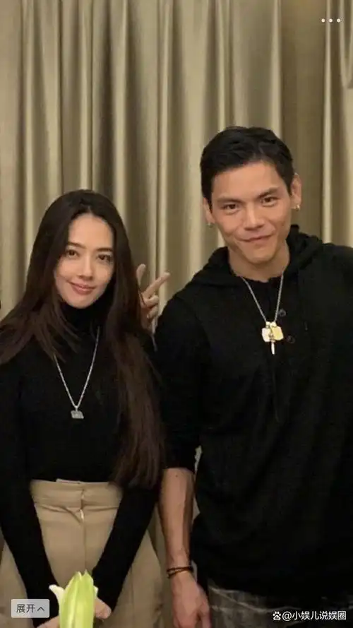 日前,向佐在社交平台上晒出了一组和妻子郭碧婷的甜蜜合照,照片中