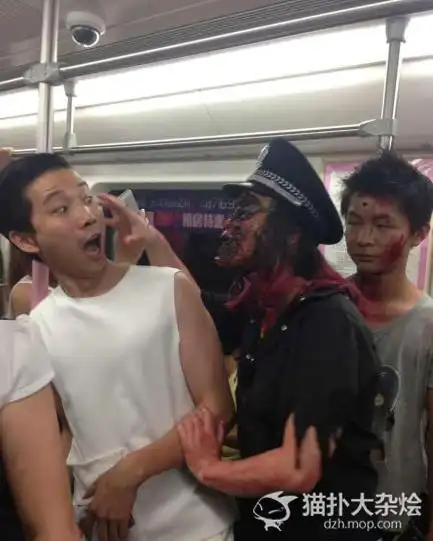 30名"僵尸"坐武汉地铁吓坏乘客 网友谴责太惊悚