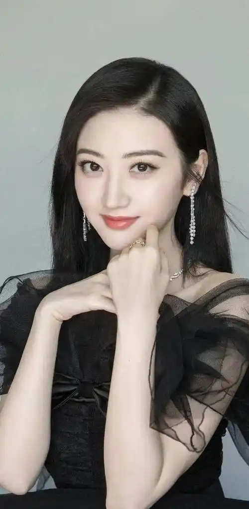 出道15年和成龙,张家辉出演好莱坞大片的小演员因为"穷"火了_景甜