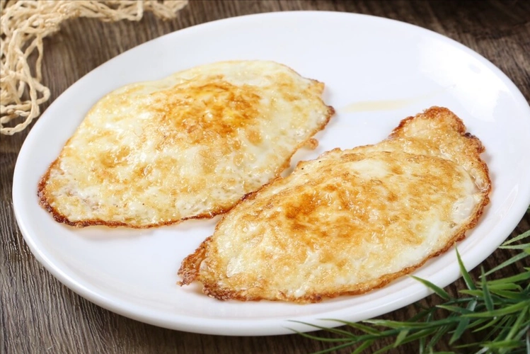 煎荷包蛋,用热油还是凉油?大厨教你2个技巧,香嫩圆润不粘锅