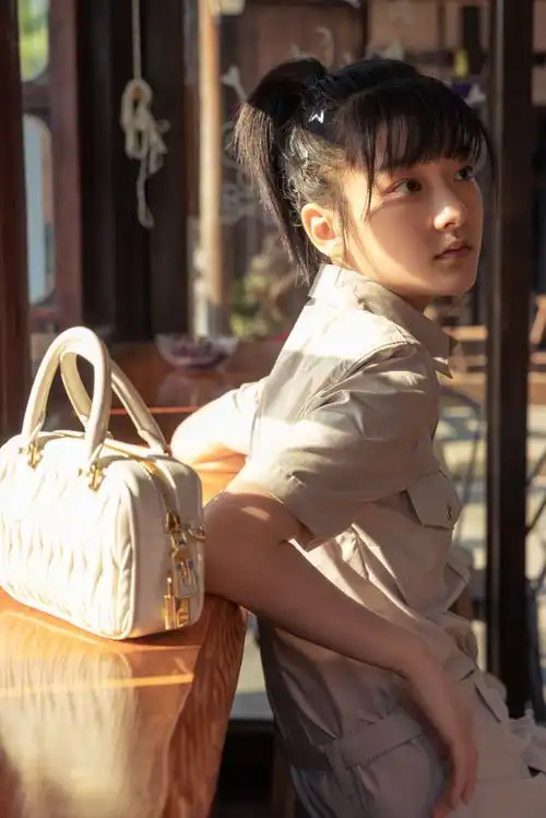 王圣迪浅色工装裙造型##王圣迪高马尾造型