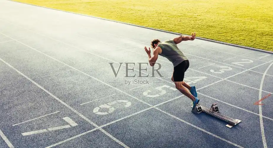 短跑运动员在跑道上从起跑点上起飞照片摄影图片