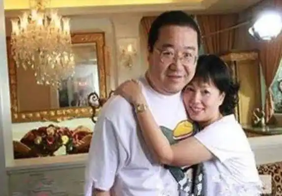 喜剧女神宋丹丹,英达袁钢谁是她真爱?如今家庭温馨而幸福