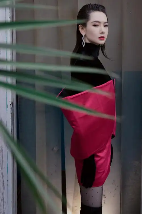 原创刘雯解约后拍封面穿束手裙霸气冷冽同造型撞上戚薇谁更胜一筹