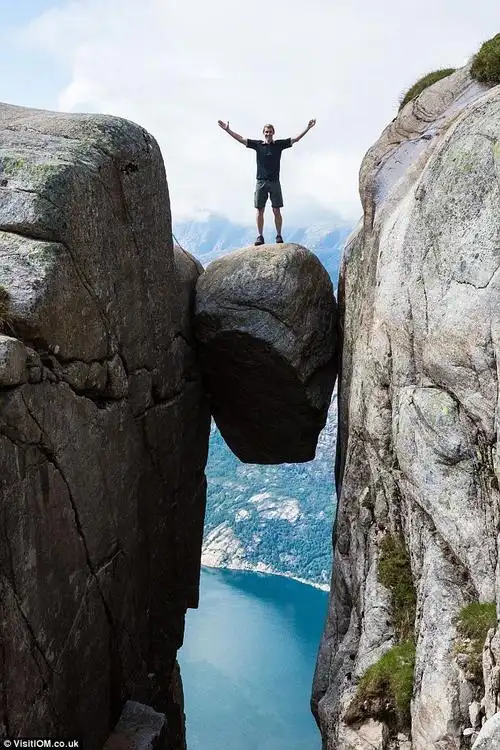 由于岩层移动,挪威的奇迹之石像楔子一样稳稳地卡在两座山之间.