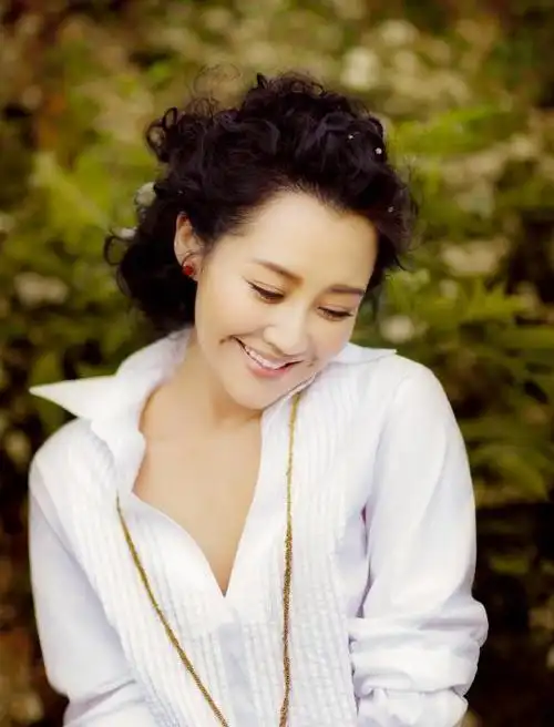 55岁的她风韵犹存至今未婚的许晴真的是越老越有感觉