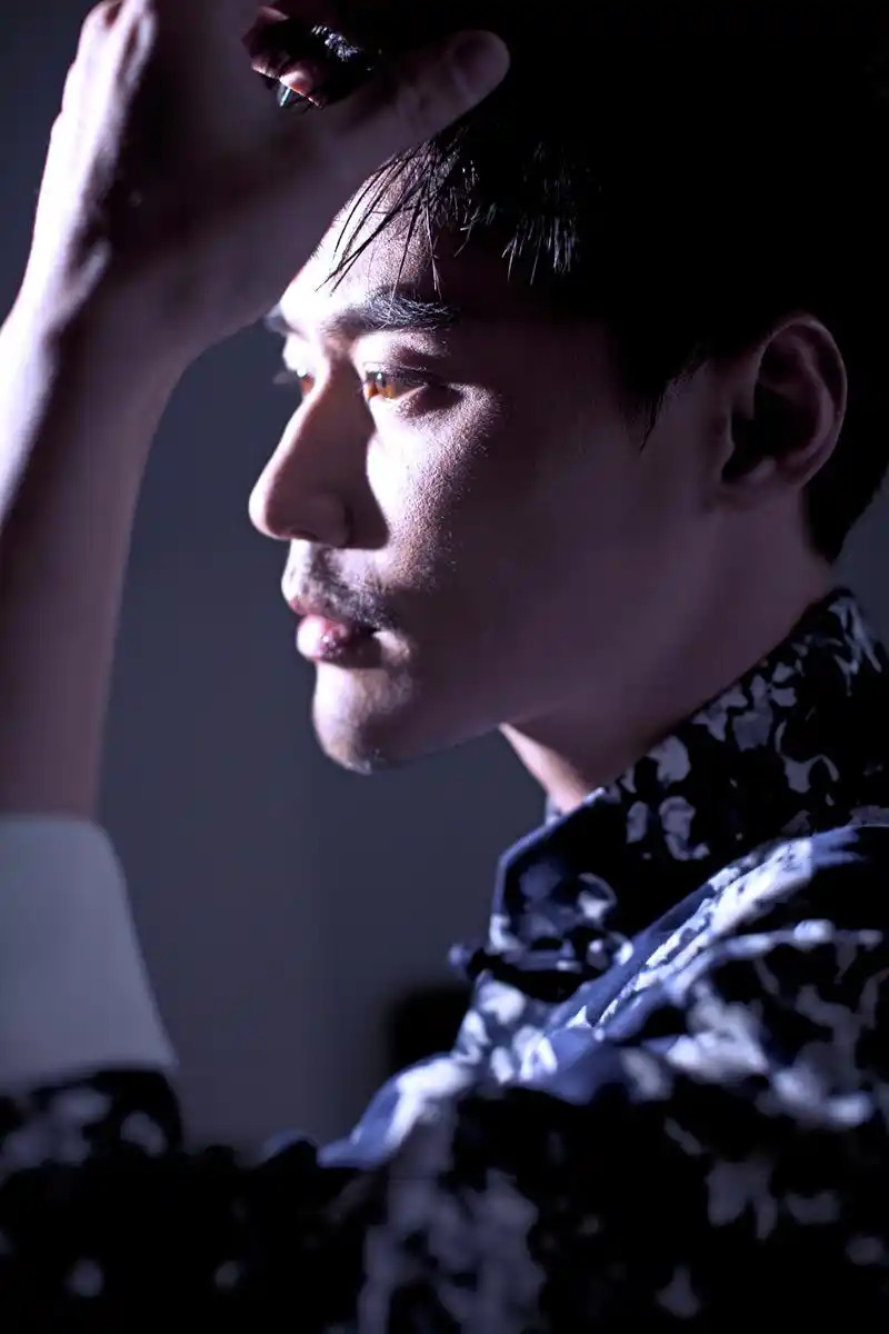 大片中的程皓枫或赤裸双肩,或叼着香烟,配合深邃忧郁的眼神,男性