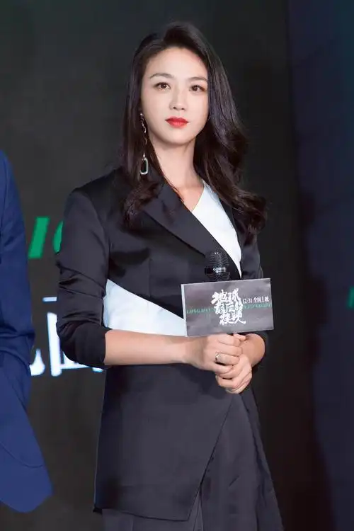 汤唯现身《地球最后的夜晚》上海站发布会 气质优雅惊艳众人