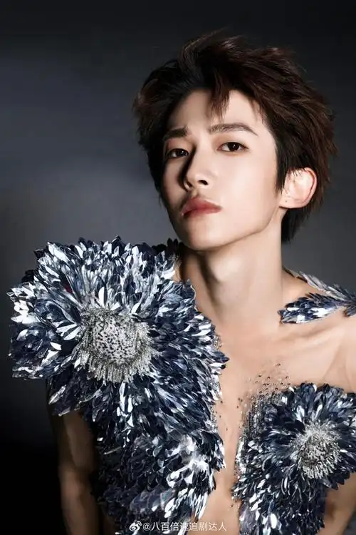 刘宇露腹肌了#救命98,这是谁给刘宇宁做的造型啊,出来挨夸!