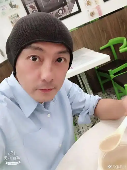 张卫健暖心陪母亲下棋,53岁的他开滤镜拍照后吓到网友