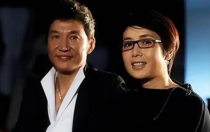 "狠"过孙红雷,蒋雯丽曾暗恋他,走红娶洋老婆,混血女儿超漂亮_赵彦