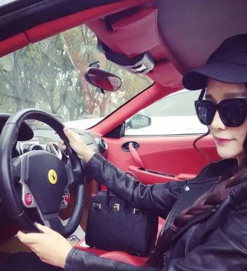 美女晒大量豪车引热议 被爆靠约车主蹭拍(2)