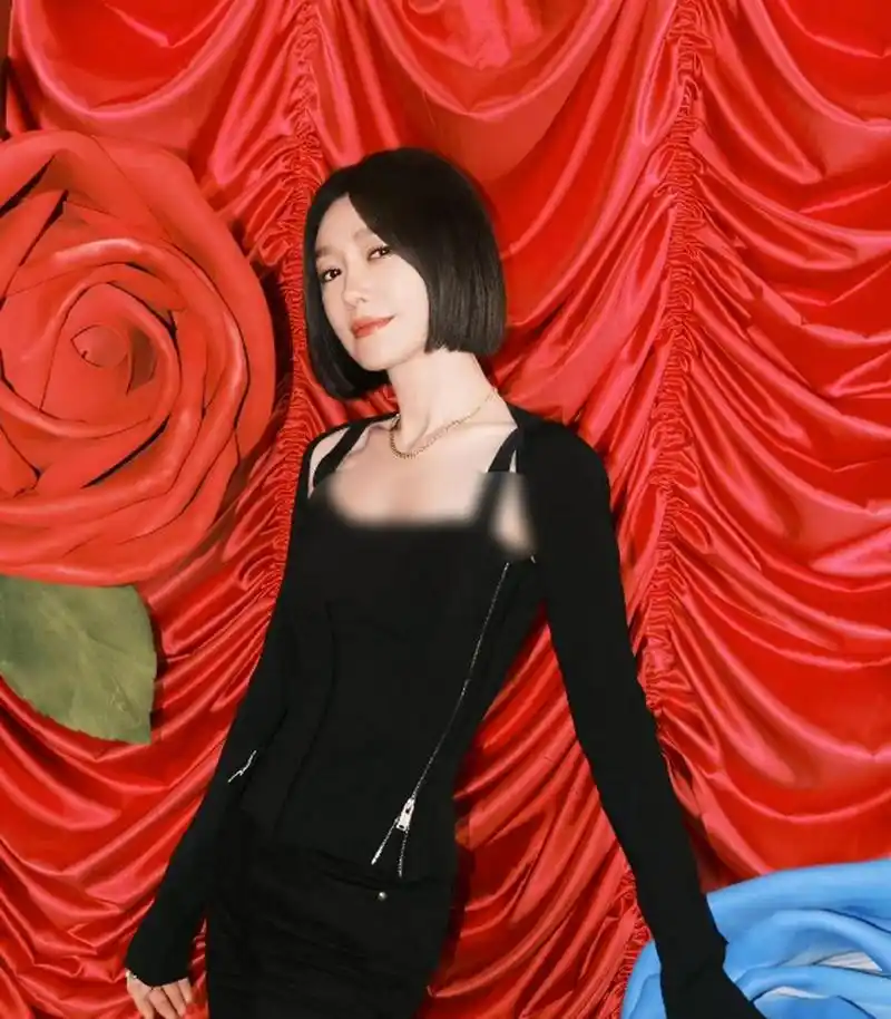 秦岚为新剧跑宣传,现在的中分短发让秦岚看起来特别像女强人.