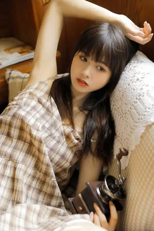 元气自拍美女纹格连衣裙可爱写真图片