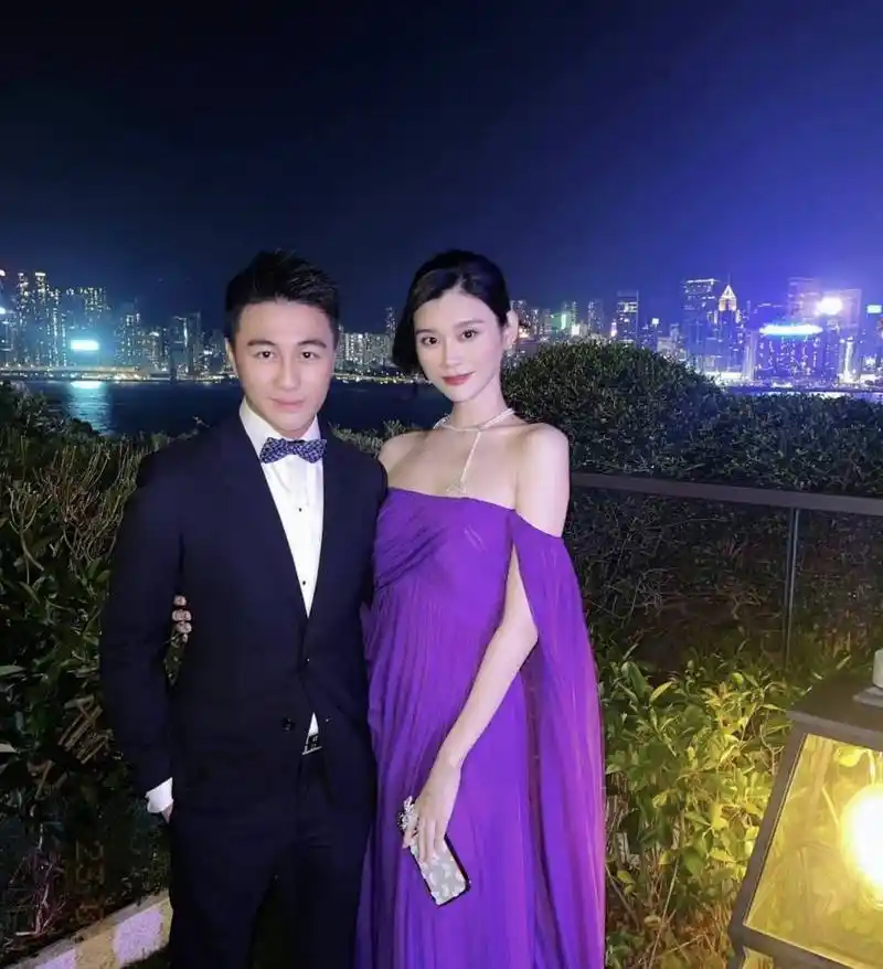 奚梦瑶与何猷君出席朋友婚礼,奚梦瑶身穿紫色纱裙,疑似怀孕却贵气十足