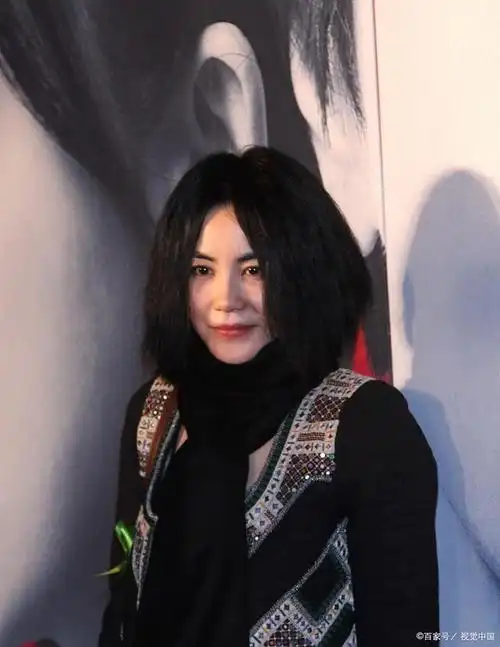 53岁王菲现身寺庙被偶遇,打扮朴素气质独特,素颜状态获赞