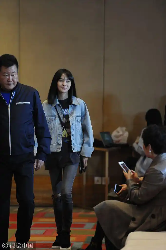 被力挺!郑爽后台与赵宝刚热聊 露爽朗笑容少女感十足