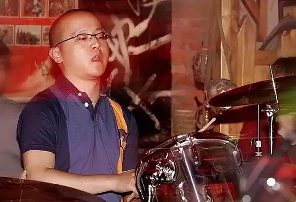 不后悔从王菲手中抢走窦唯,离婚18年后,高原选择和女儿相依为命