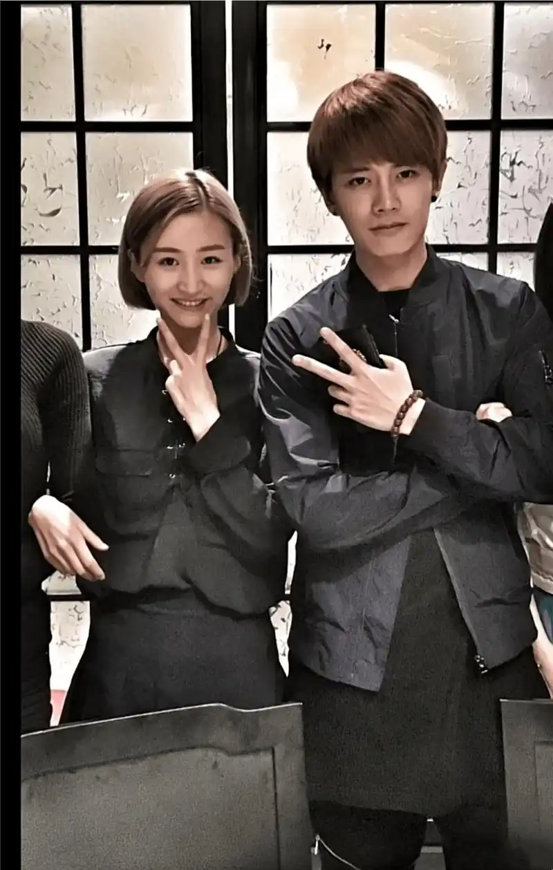 任嘉伦老婆聂欢也是演员,还和任嘉伦演过同一部戏,结婚后,聂欢选择做