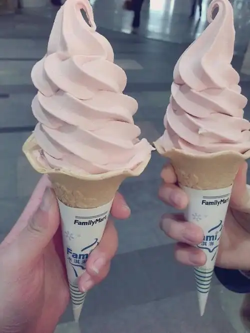 全家的玫瑰冰淇淋,真的是玫瑰的香味,颜色也很好看