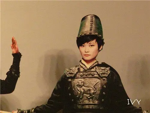 范晓萱桂纶镁一黑一白对比强烈