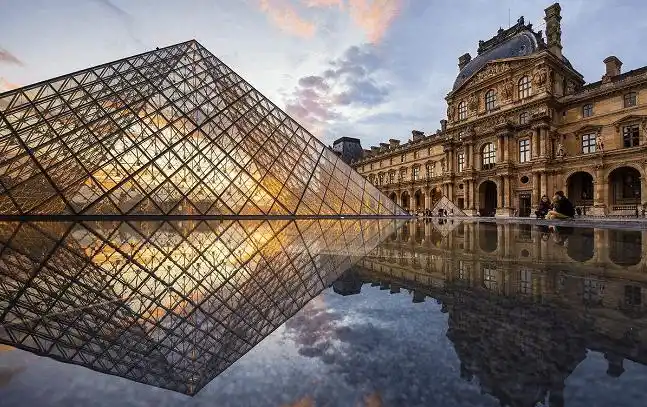 建筑之一,其中丰富的古典绘画和大师雕刻让卢浮宫成为了世界著名的